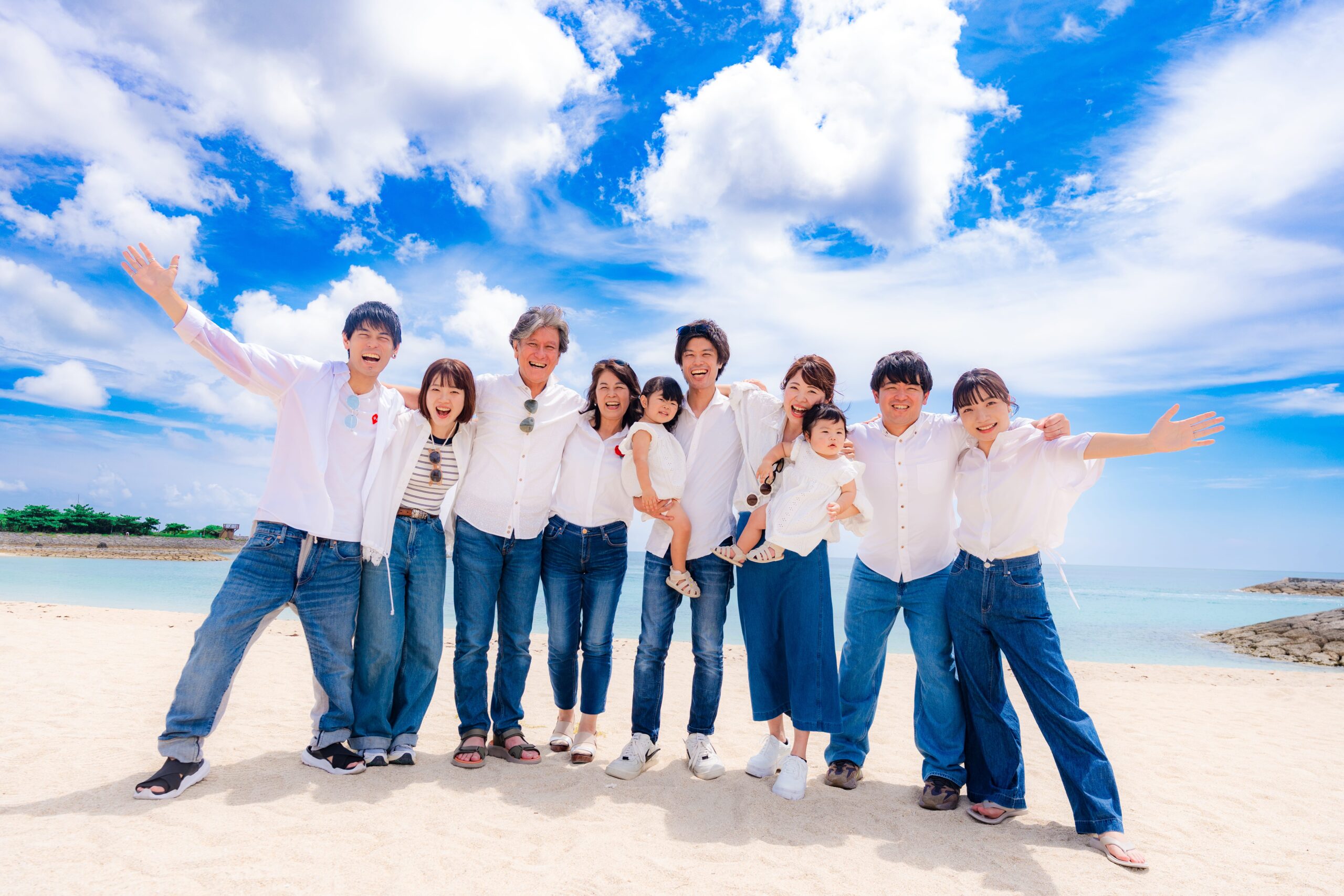 美々ビーチで撮影した還暦祝いの記念写真｜沖縄南部の出張撮影・出張カメラマン