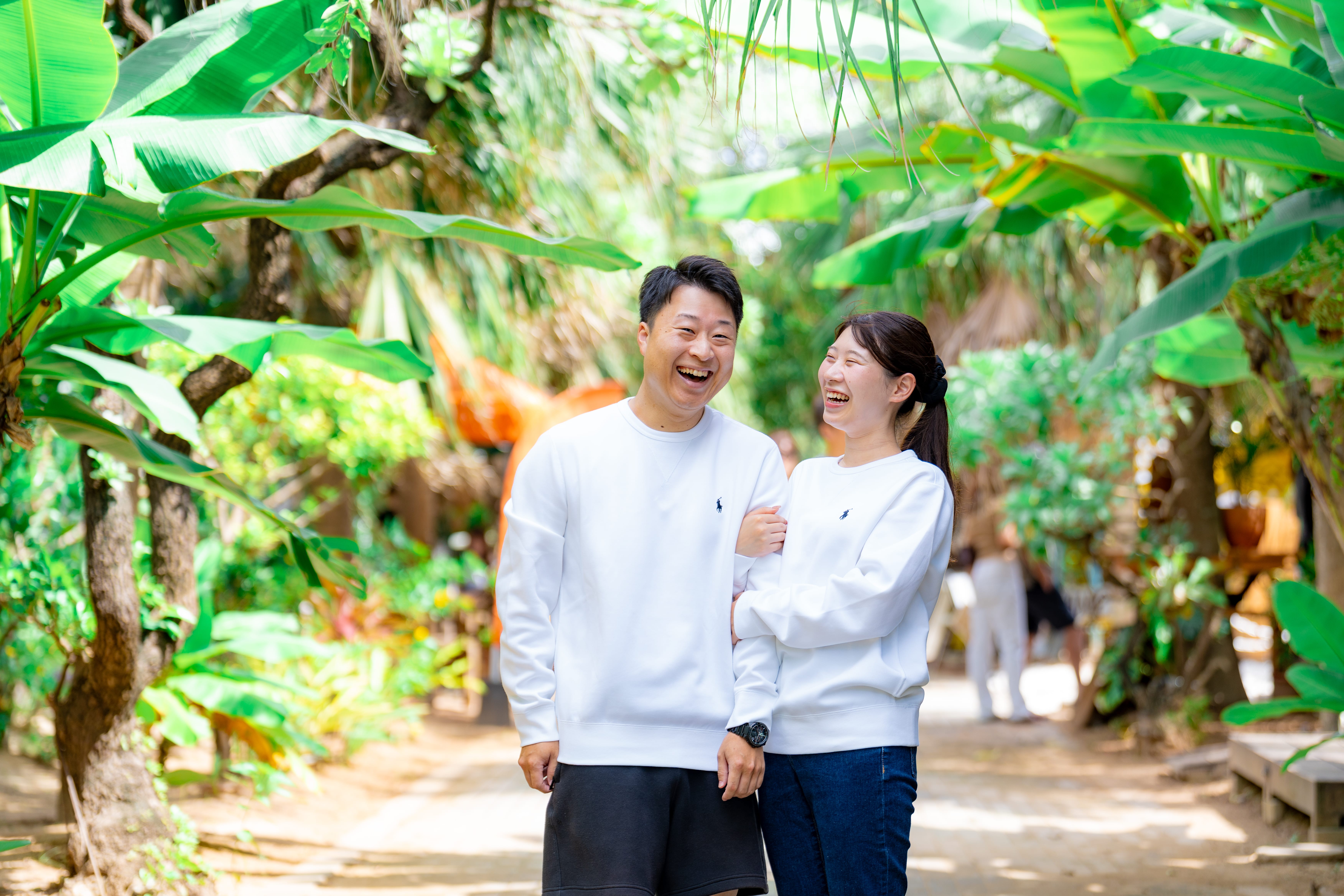 沖縄の自然の中で夫婦撮影｜ガジュマルと緑に囲まれたナチュラルフォト