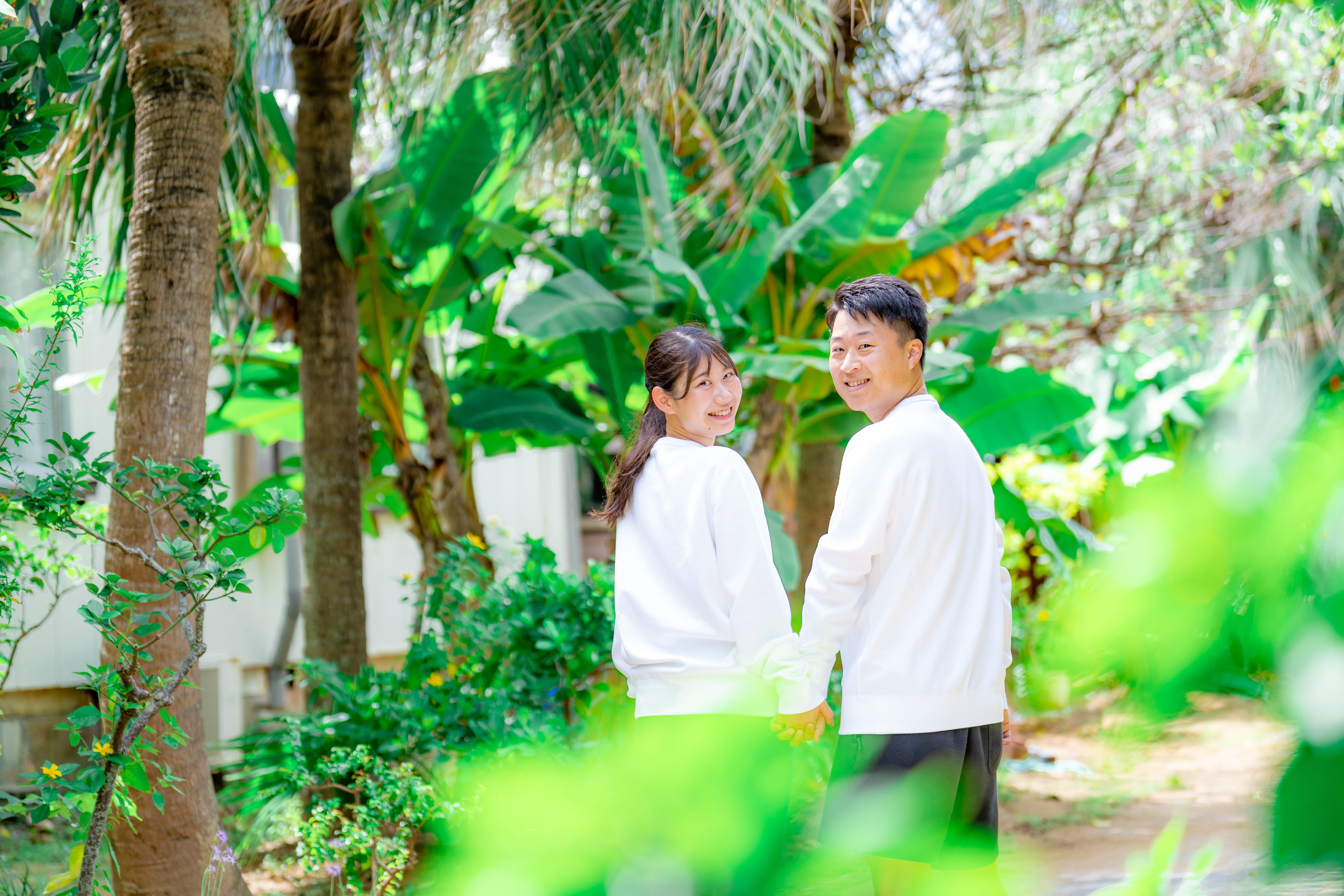 沖縄ご夫婦フォト｜緑の木々に囲まれたロケーションで結婚記念撮影