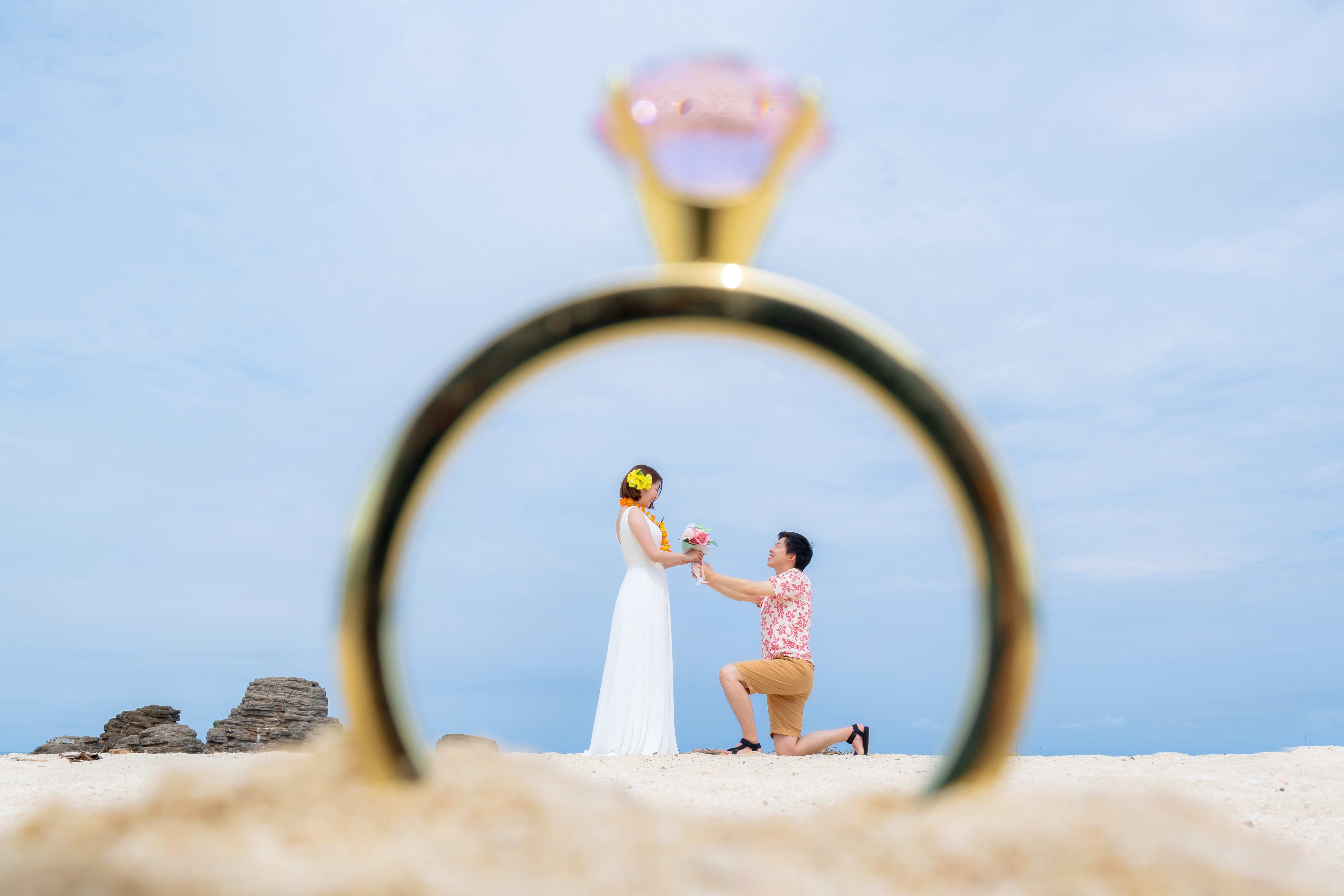 沖縄の海で結婚記念日フォト｜砂浜を歩くご夫婦のナチュラルな一枚