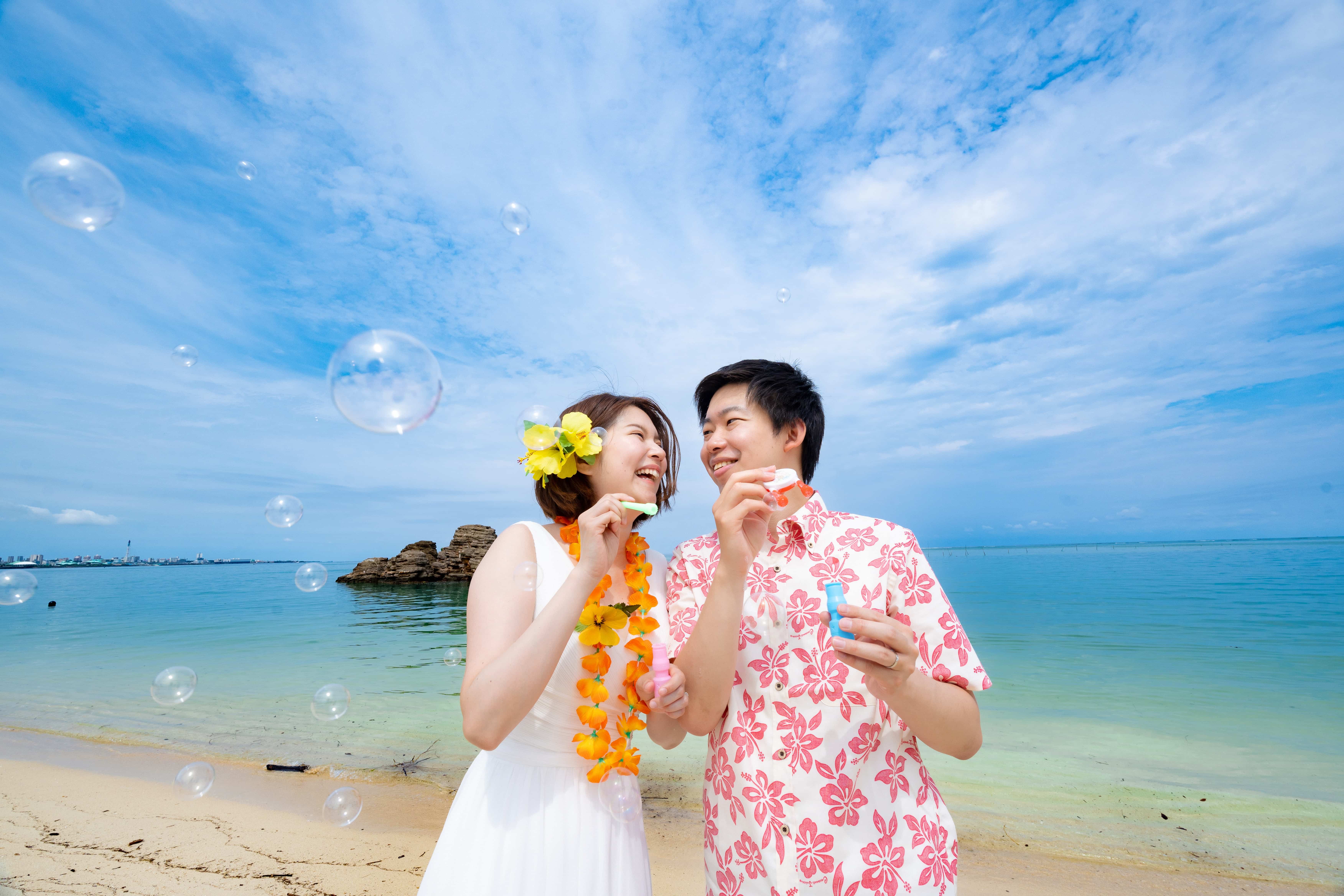 沖縄ご夫婦フォト｜青い海と空をバックに肩を寄せ合う夫婦撮影