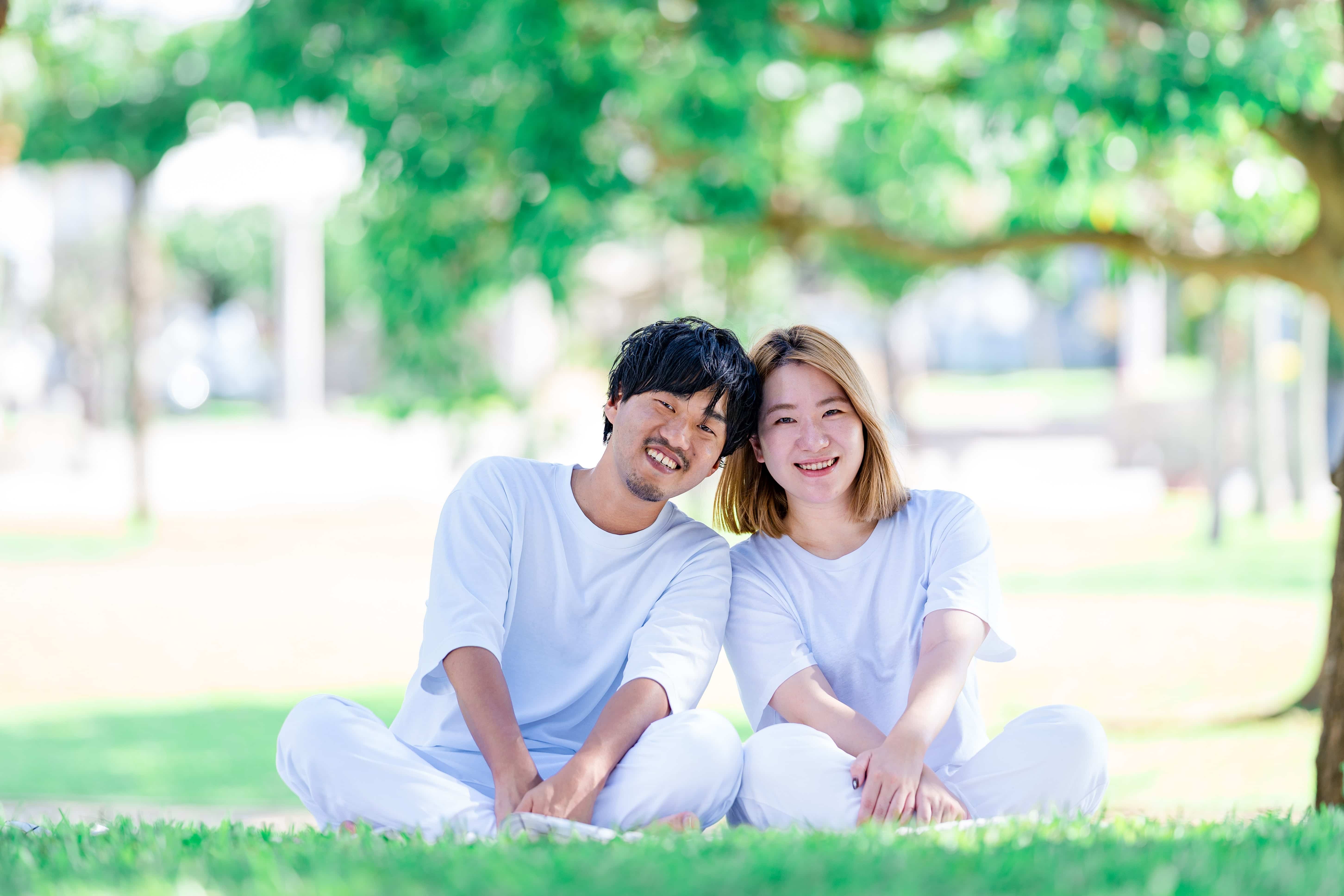 沖縄ペイントフォト｜緑豊かなガーデンでカラフルなカップル撮影