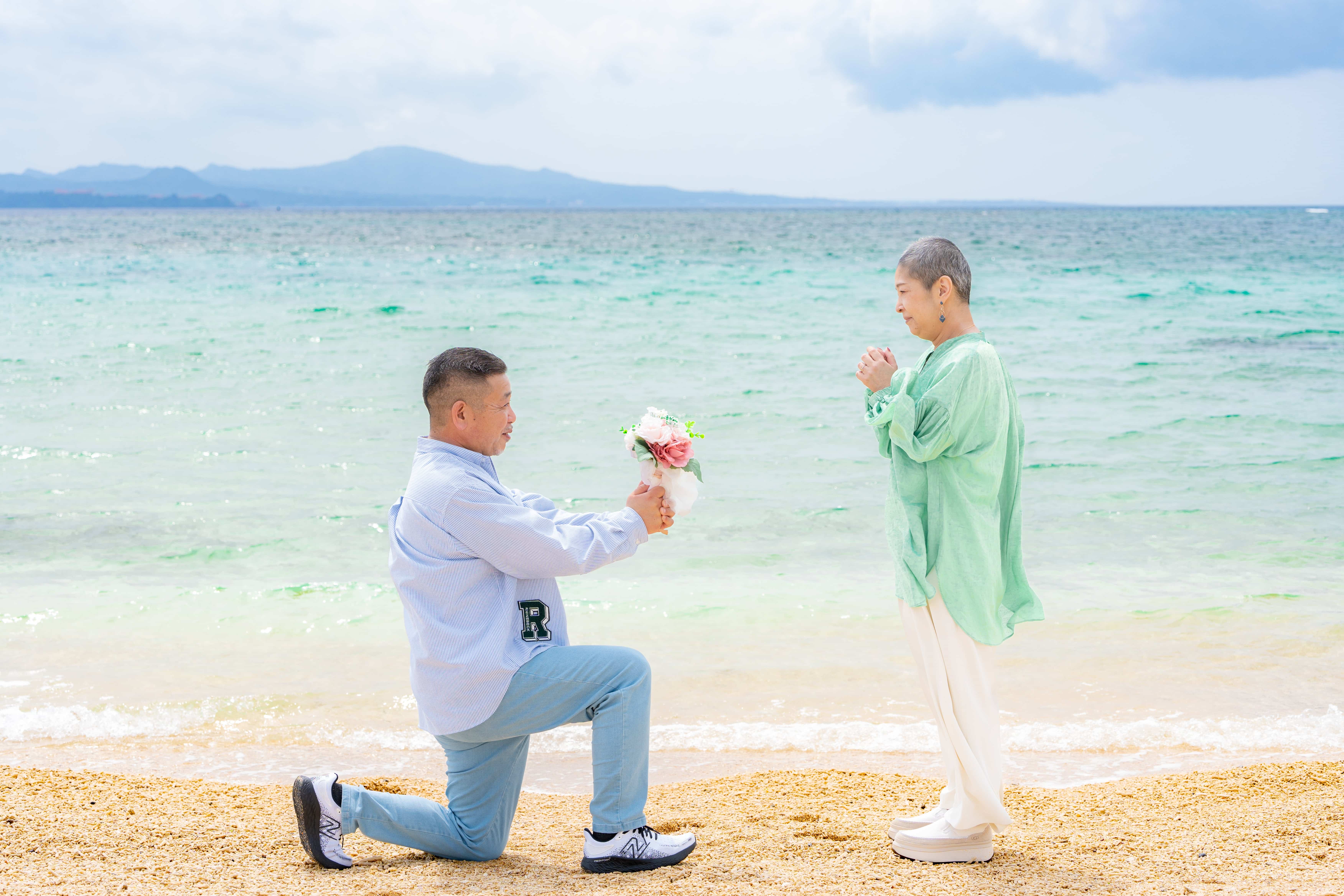 沖縄カップルフォト｜広い砂浜と青い海でリラックスした夫婦撮影