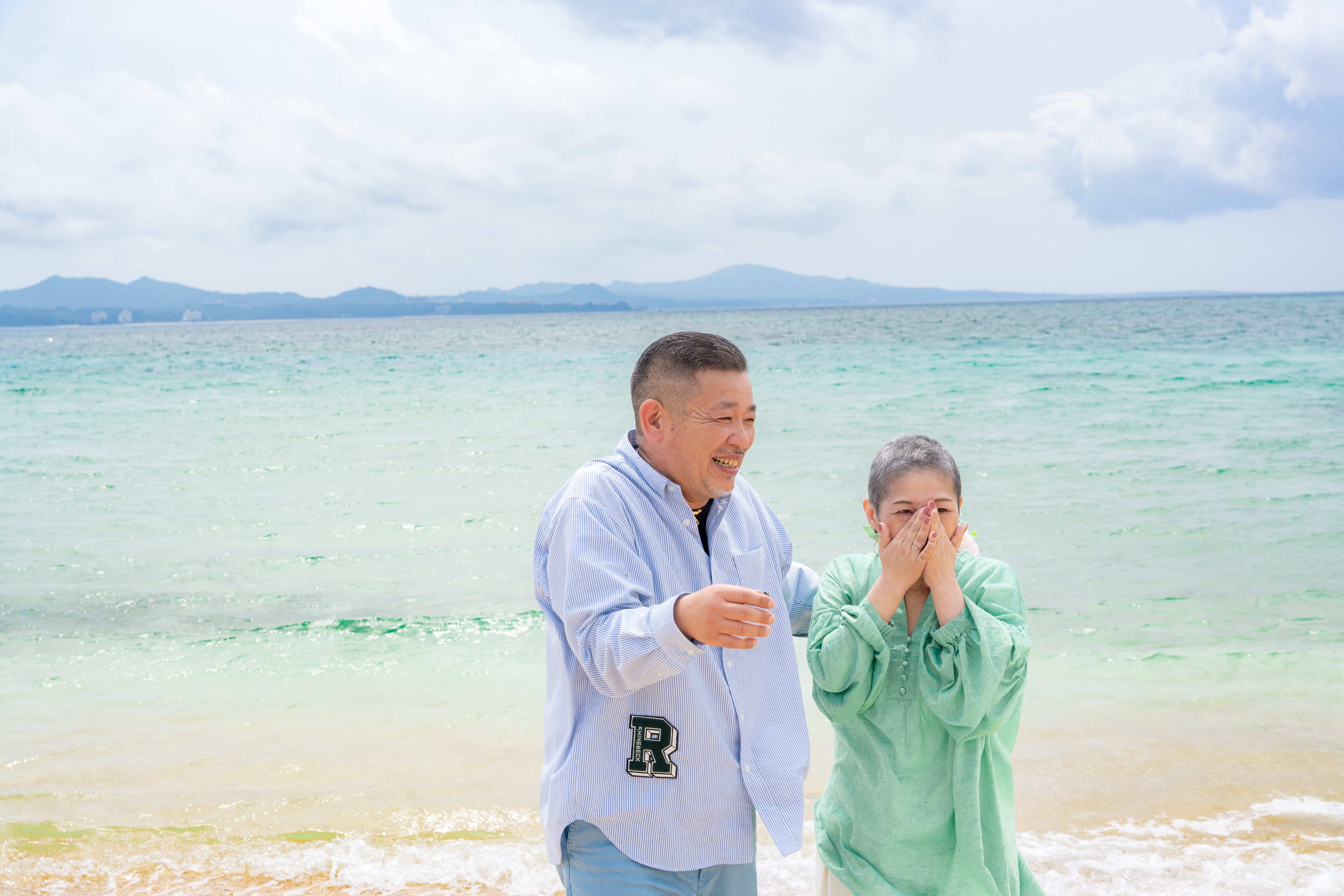 沖縄のビーチで家族写真｜お揃いコーデで海を背景にカップル撮影