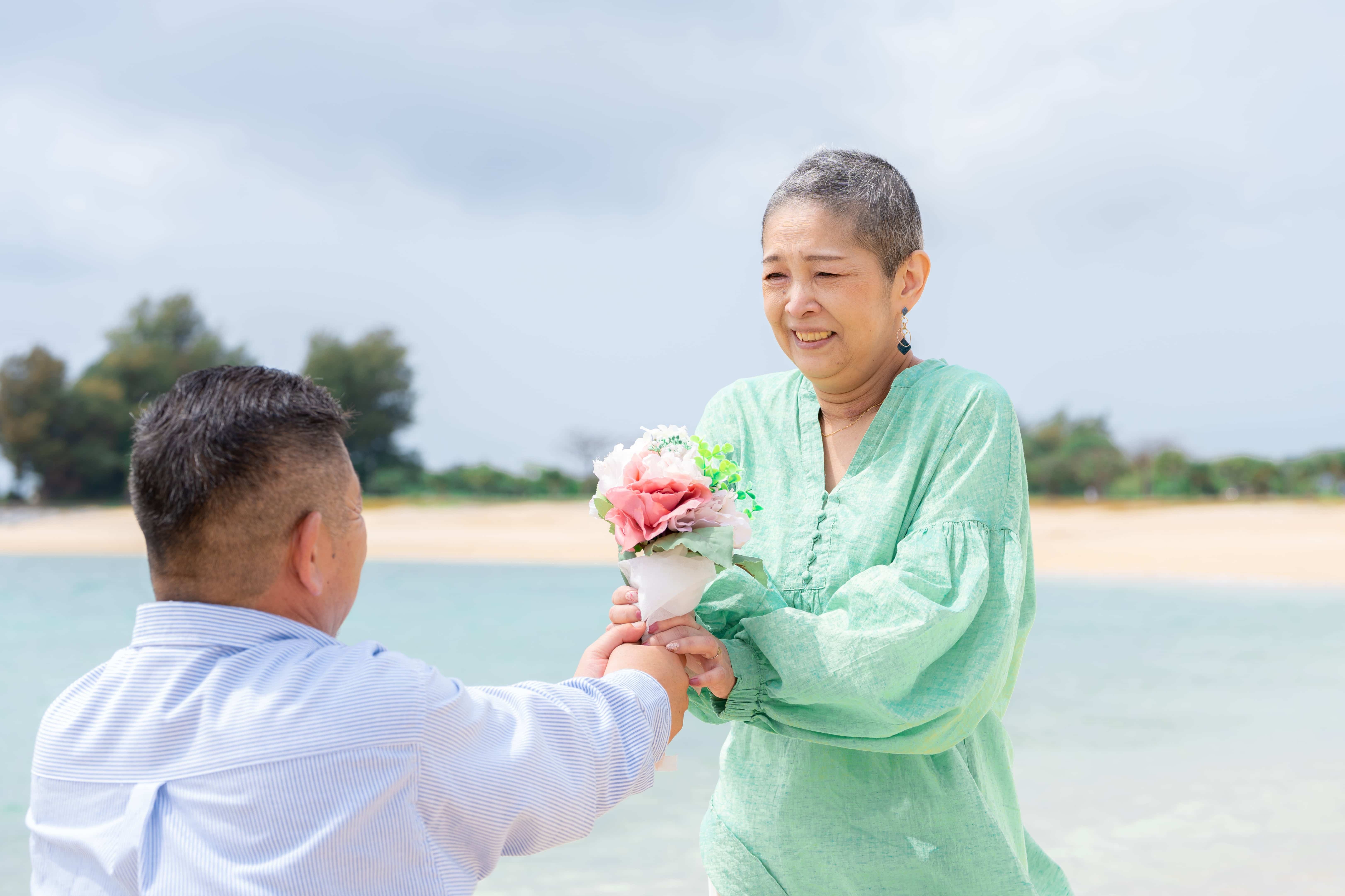 沖縄ファミリーフォト｜エメラルドグリーンの海でカップル＆家族撮影