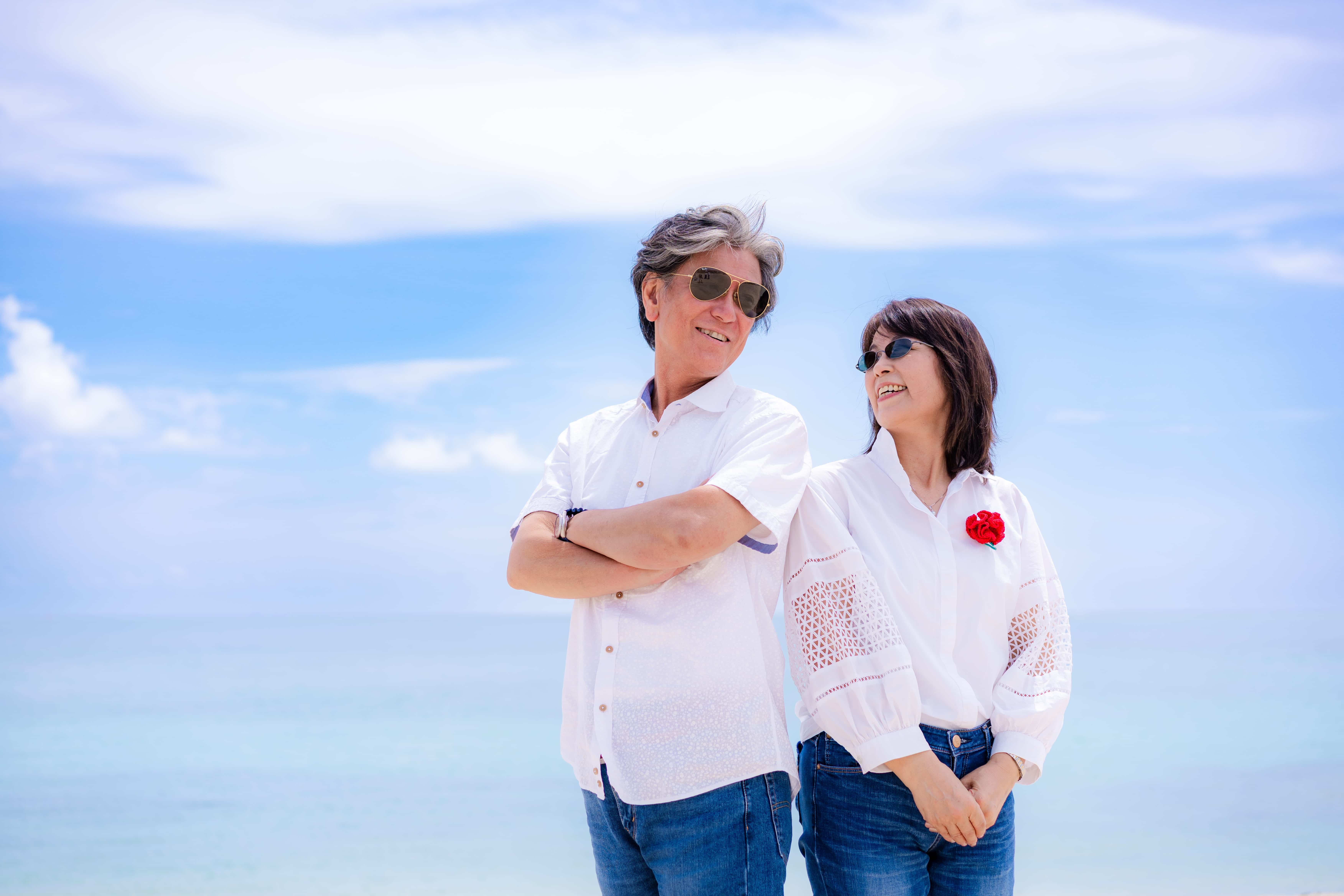 沖縄で還暦祝いフォト｜ビーチで笑顔あふれる記念撮影