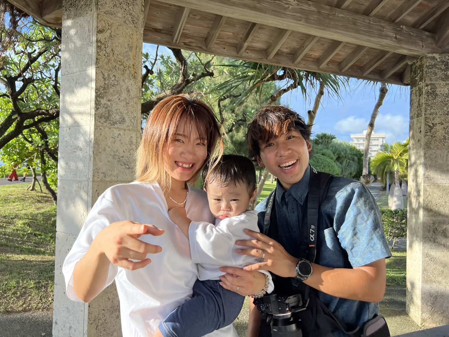 沖縄カップルフォト撮影後のカメラマンとお客様の集合写真