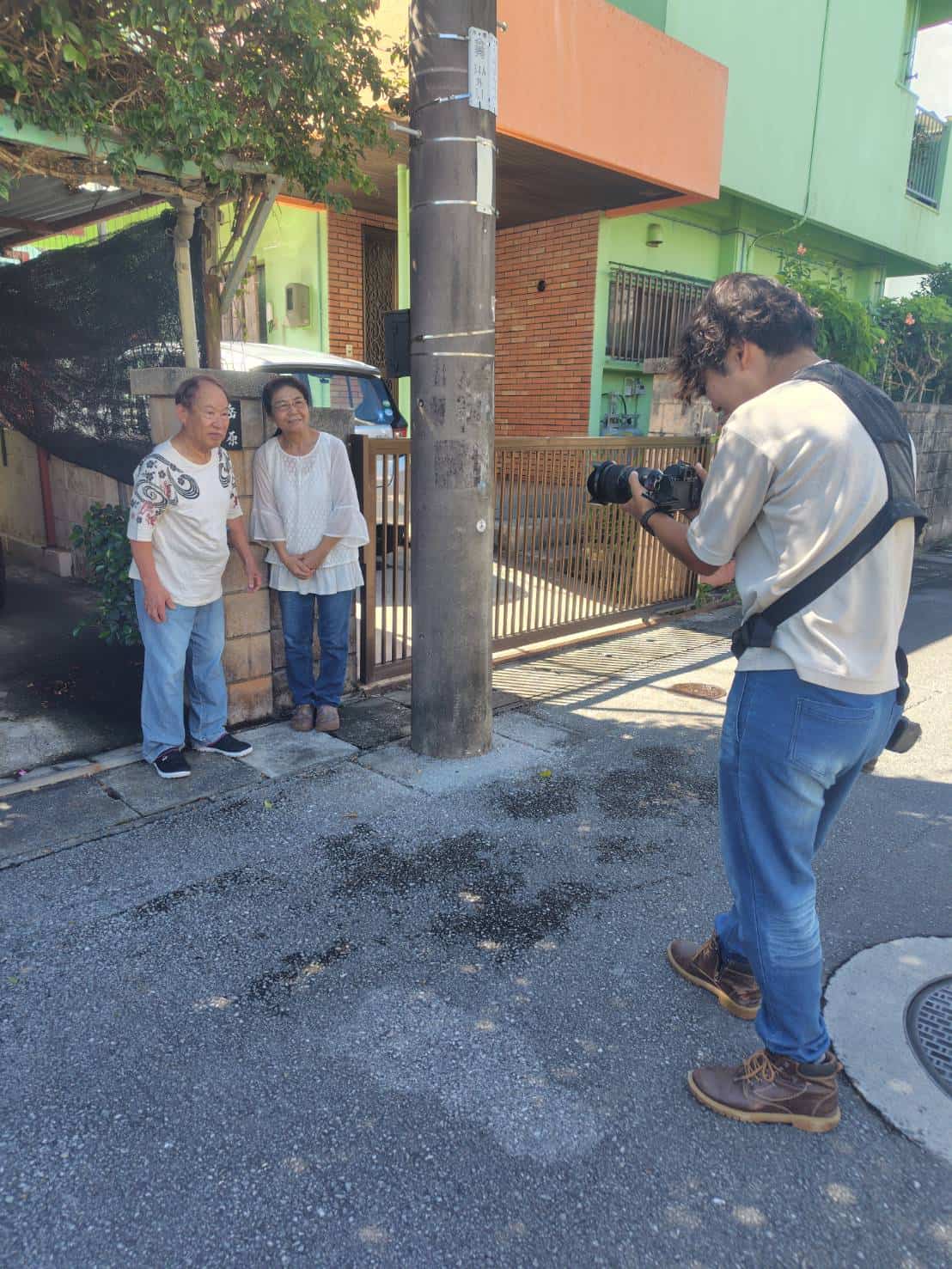 沖縄ファミリーフォト撮影後にカメラマンとお客様で笑顔の一枚