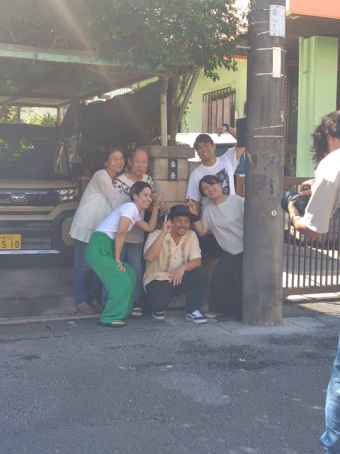 沖縄の海で撮影後のカメラマンとご家族の記念ショット