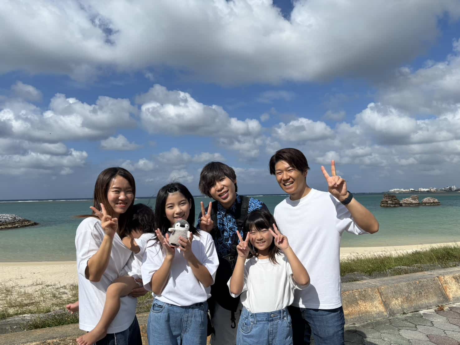 沖縄ビーチフォト撮影後のカメラマンとお客様の思い出写真