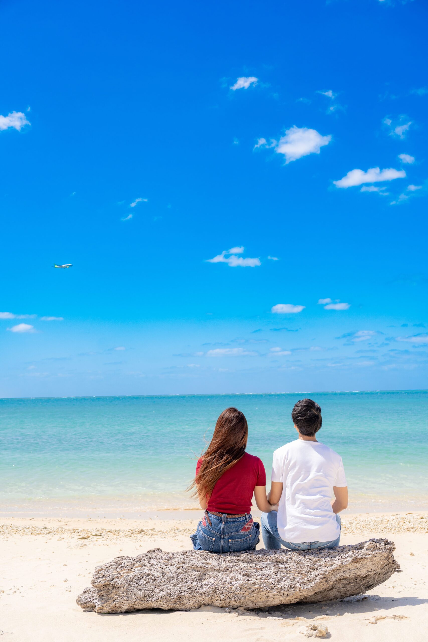 沖縄の海でご夫婦カップルフォト｜ビーチで自然な笑顔の記念撮影