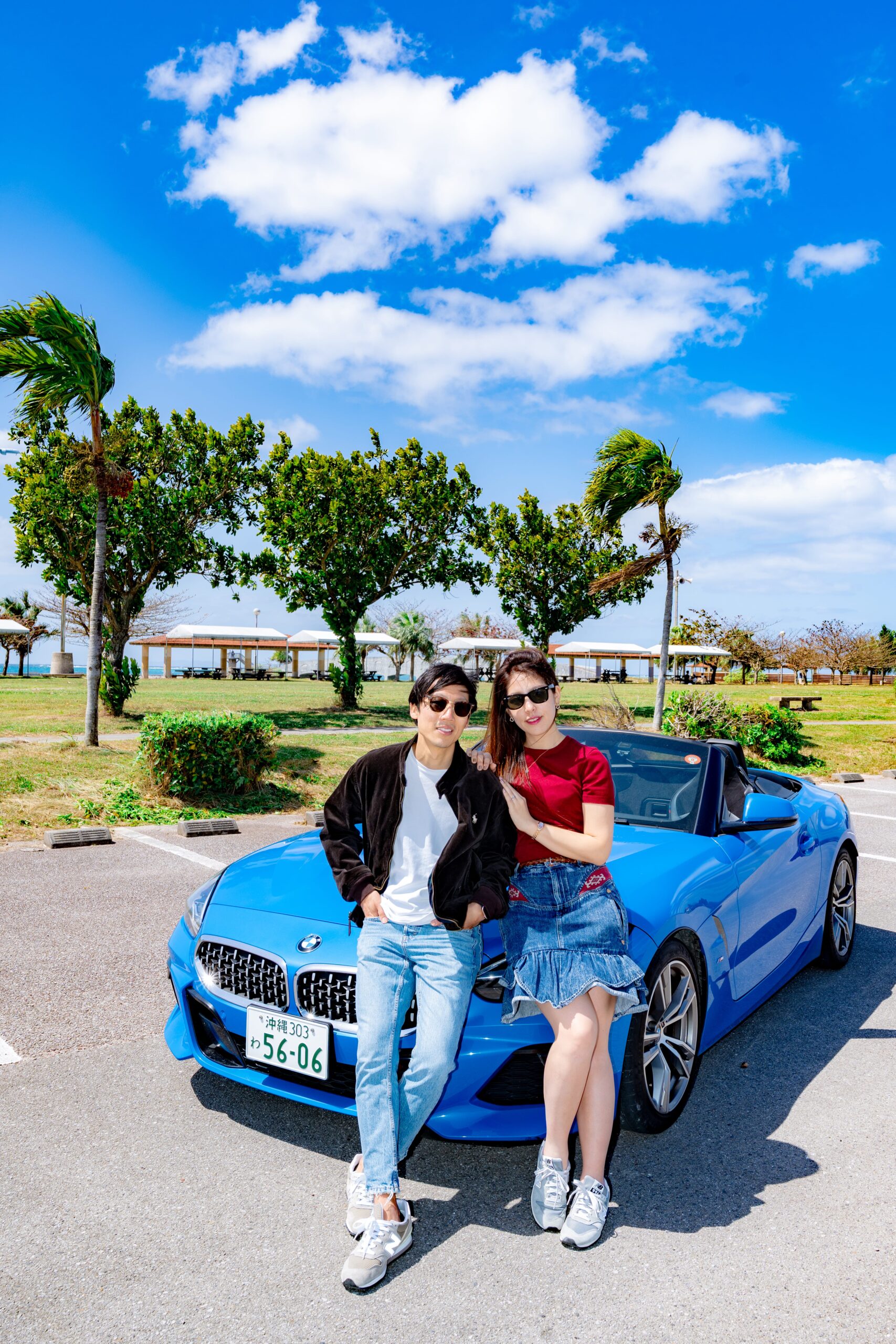 沖縄の緑エリアで車と一緒にカップルフォト｜ご夫婦のドライブ記念撮影