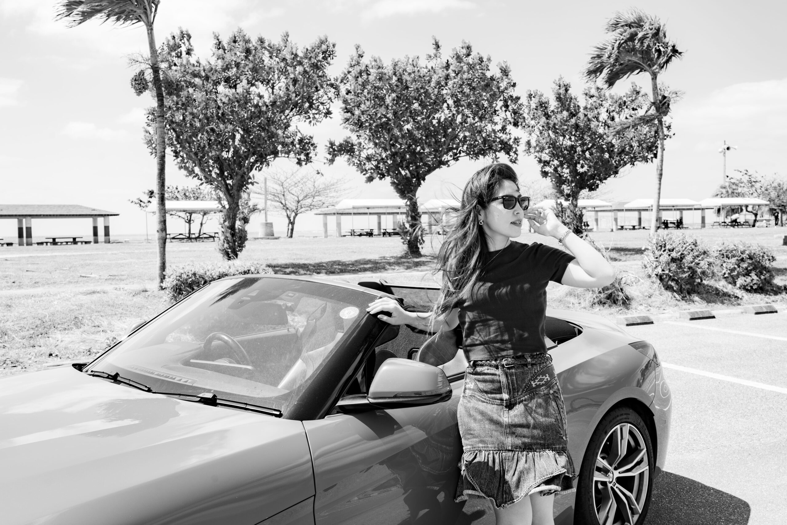沖縄の緑エリアで車と一緒に白黒カップルフォト｜モノクロで残すご夫婦の記念撮影