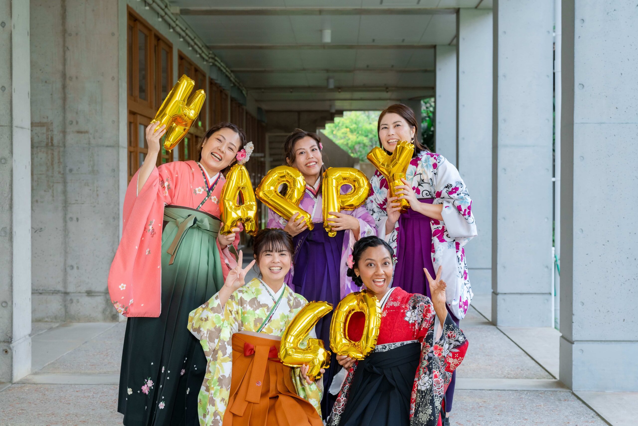 沖縄フレンドフォト｜風船を掲げて40歳ポーズの街撮り撮影