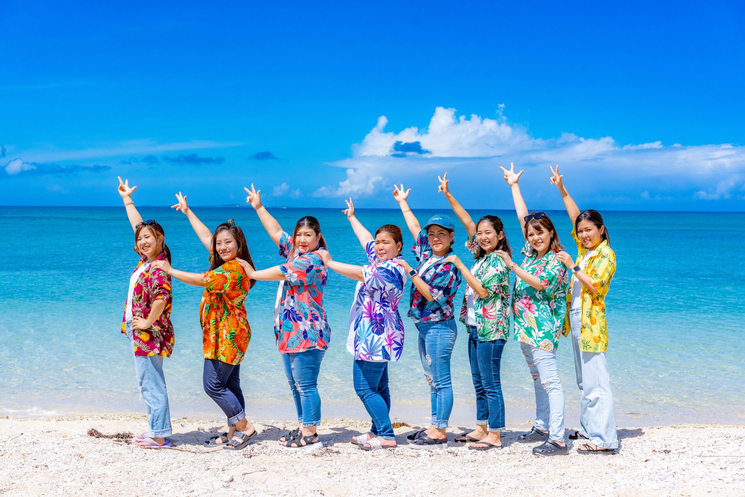 沖縄フレンドフォト｜ビーチでポーズを決める友達撮影