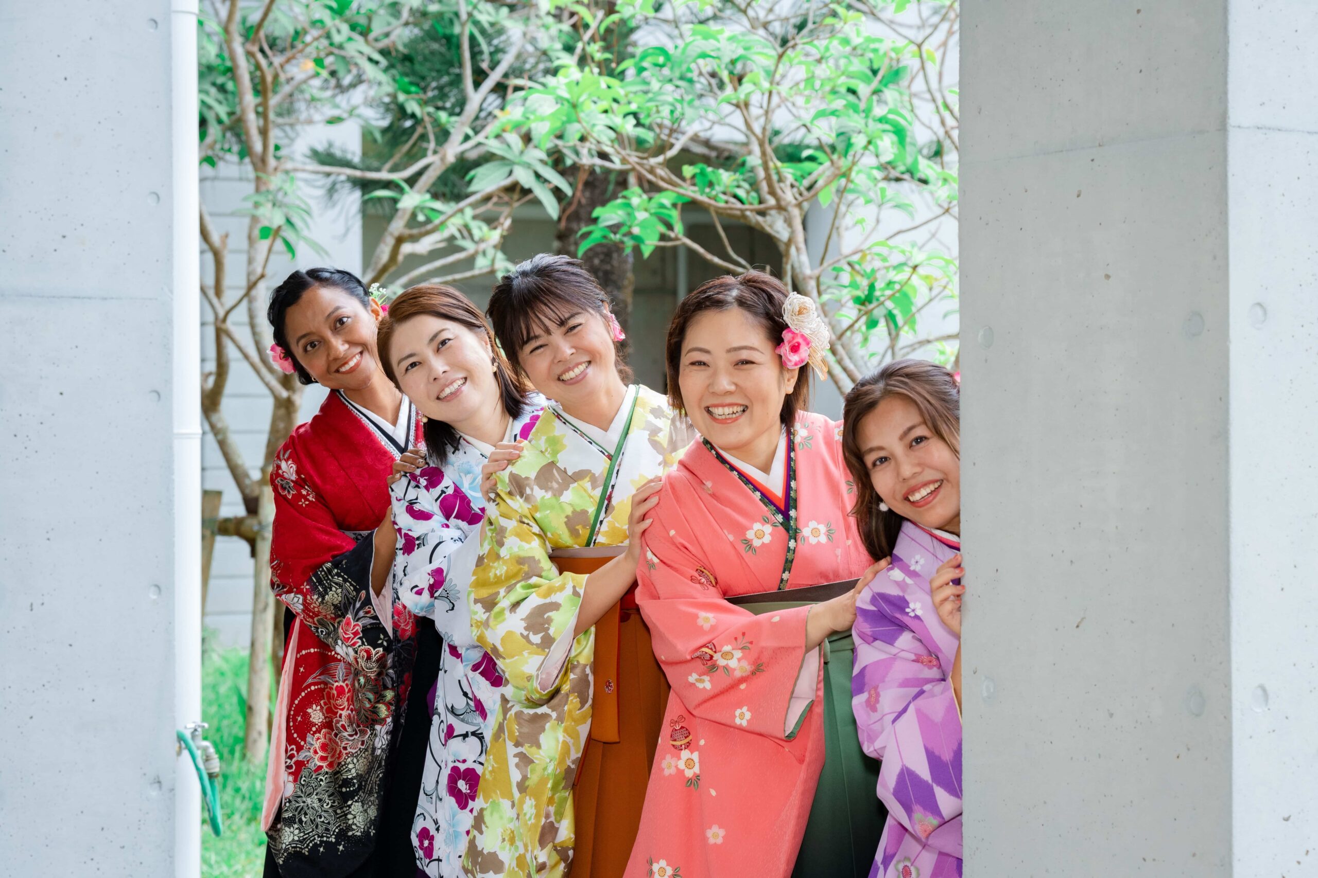 沖縄フレンドフォト｜壁からひょこっと顔を出す街撮り撮影