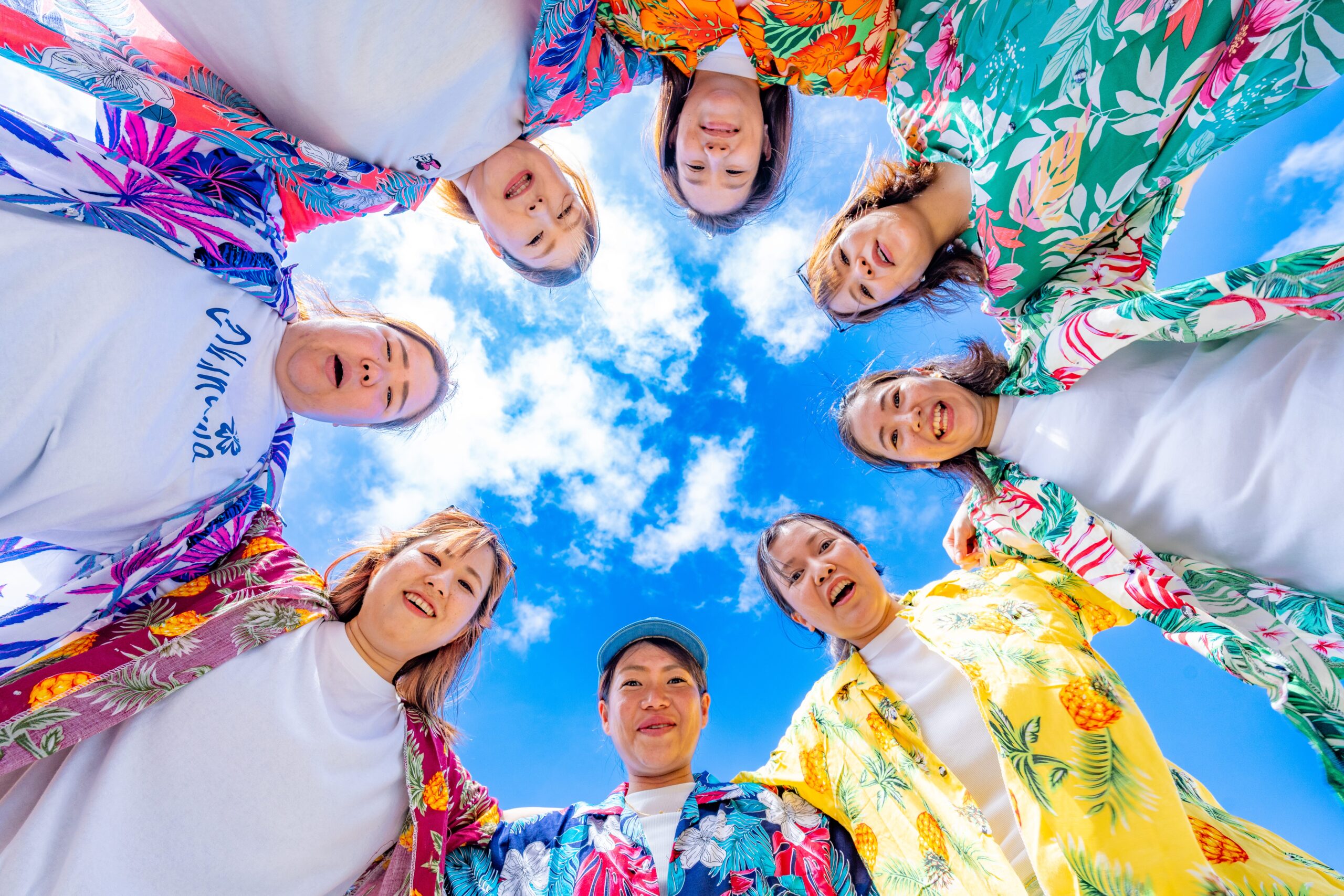 沖縄フレンドフォト｜ビーチで円陣を組む友達撮影