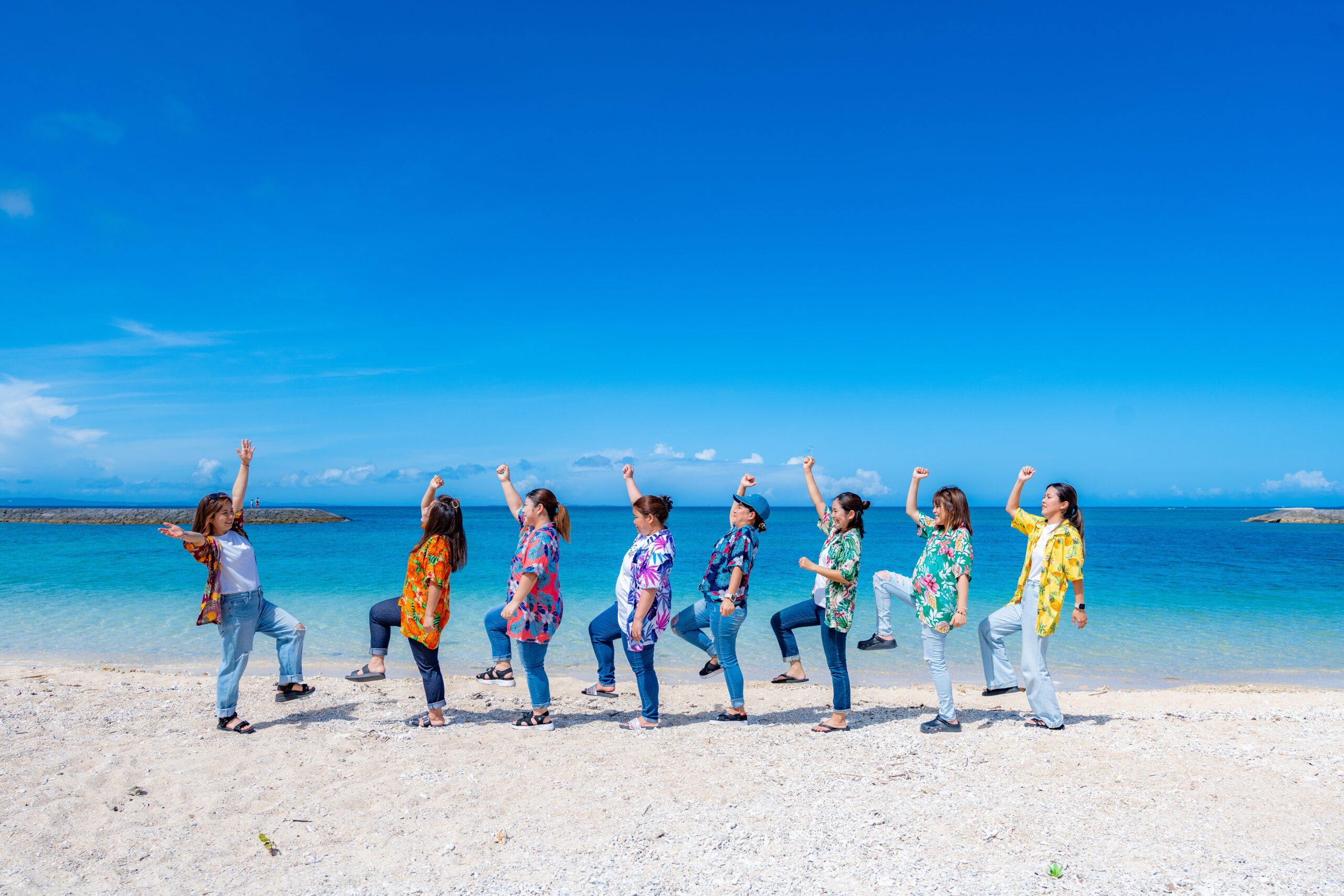 沖縄フレンドフォト｜ビーチでサザエさんポーズの友達撮影