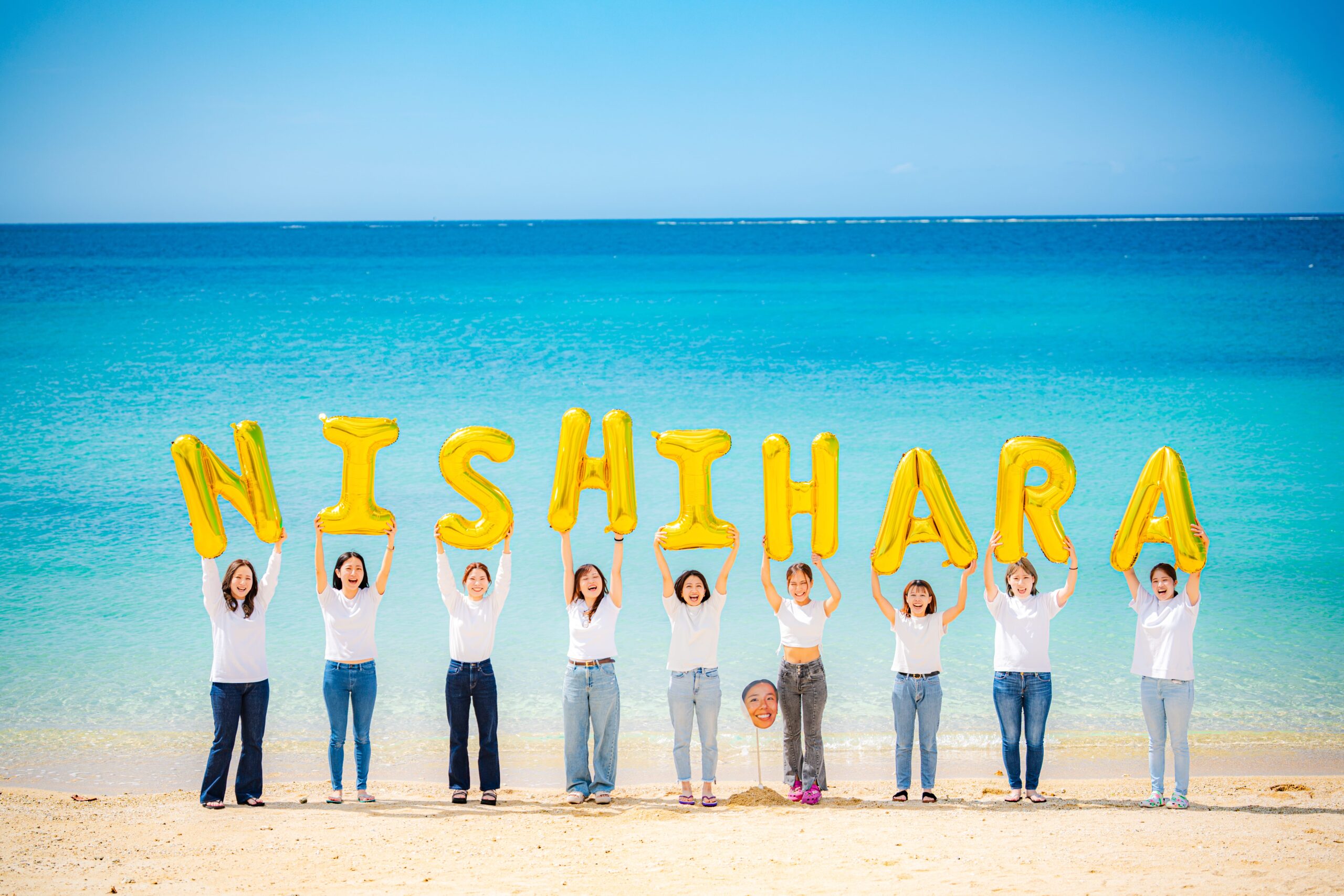 沖縄フレンドフォト｜風船かざして楽しいビーチ撮影