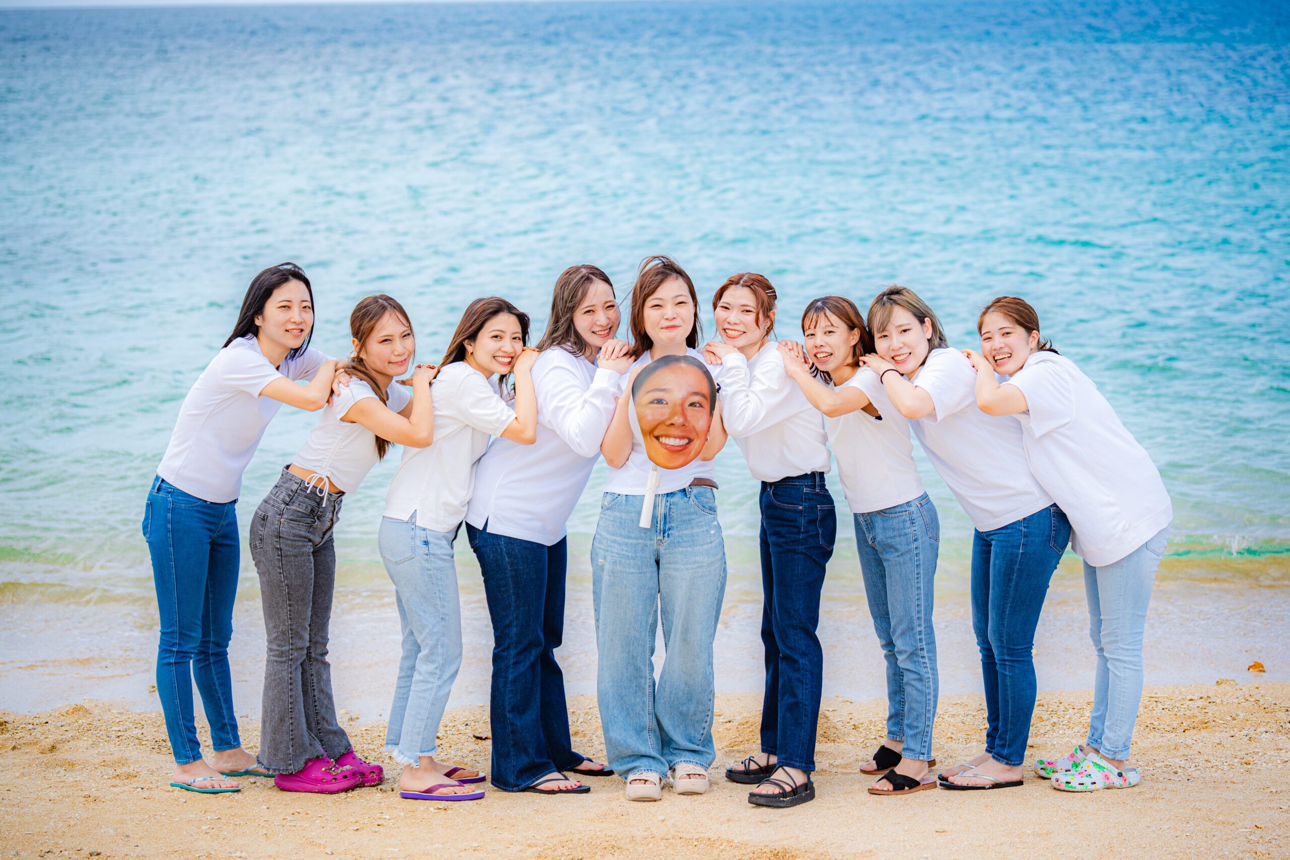 沖縄フレンドフォト｜みんなで密着ビーチ撮影