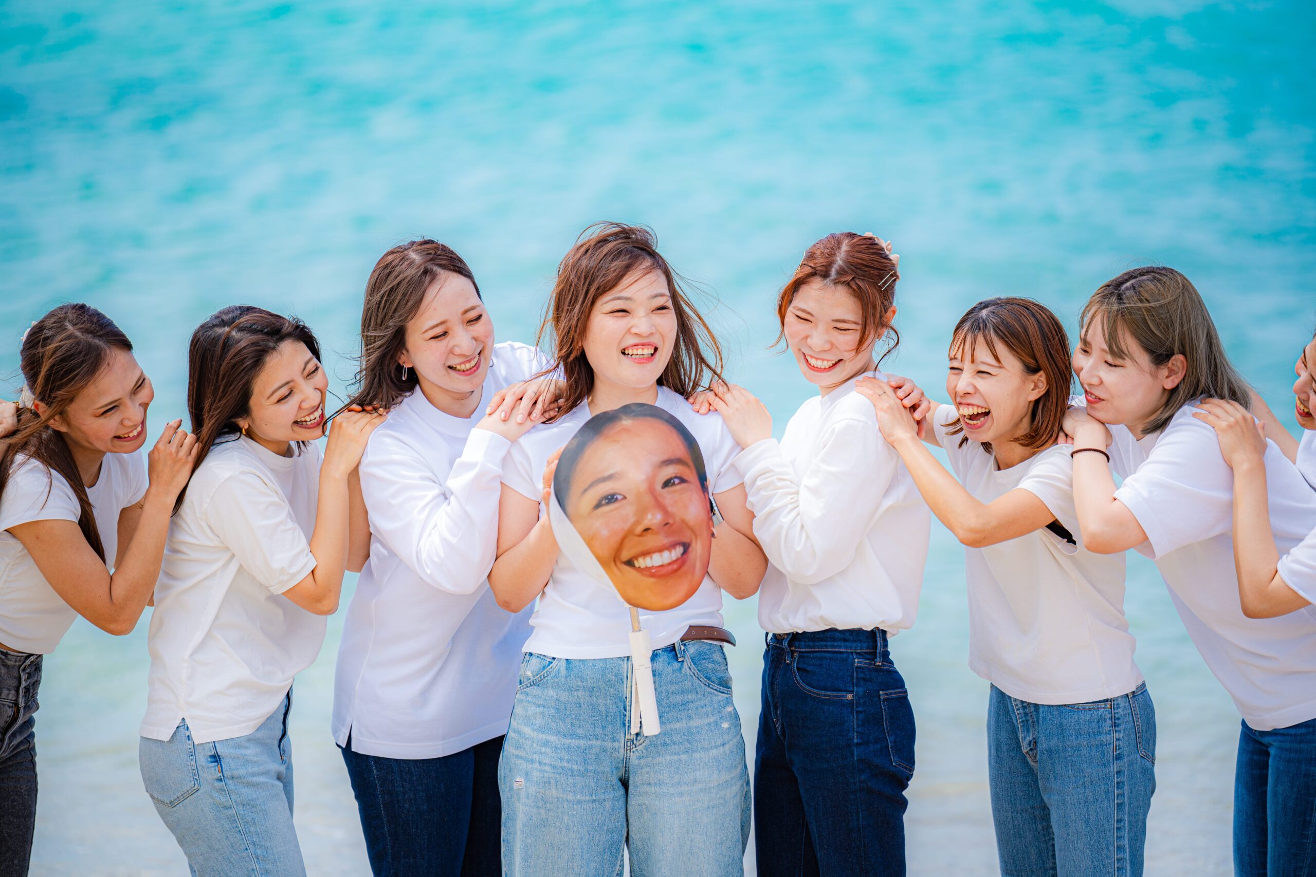 沖縄フレンドフォト｜楽しそうな表情のビーチ撮影