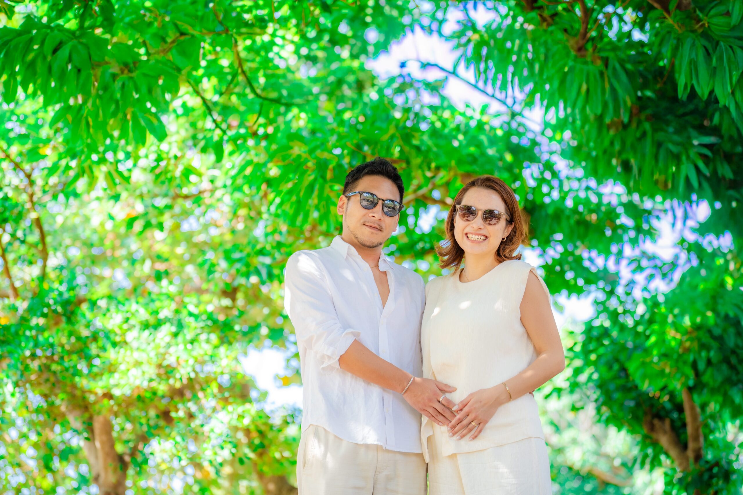 沖縄マタニティフォト｜緑エリアでマタニティポーズの記念撮影