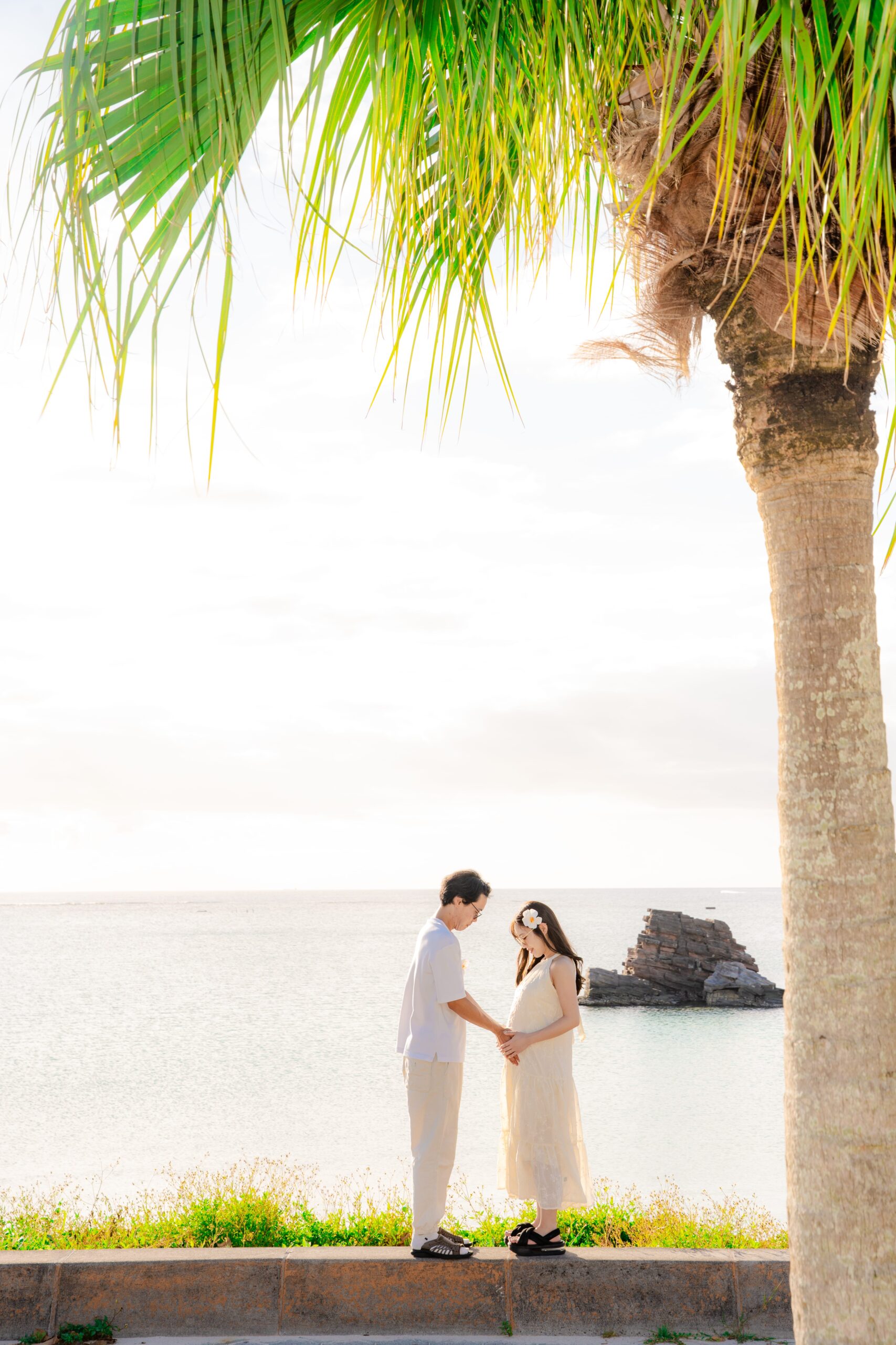 沖縄マタニティフォト｜夕焼けに染まるビーチでの夫婦撮影