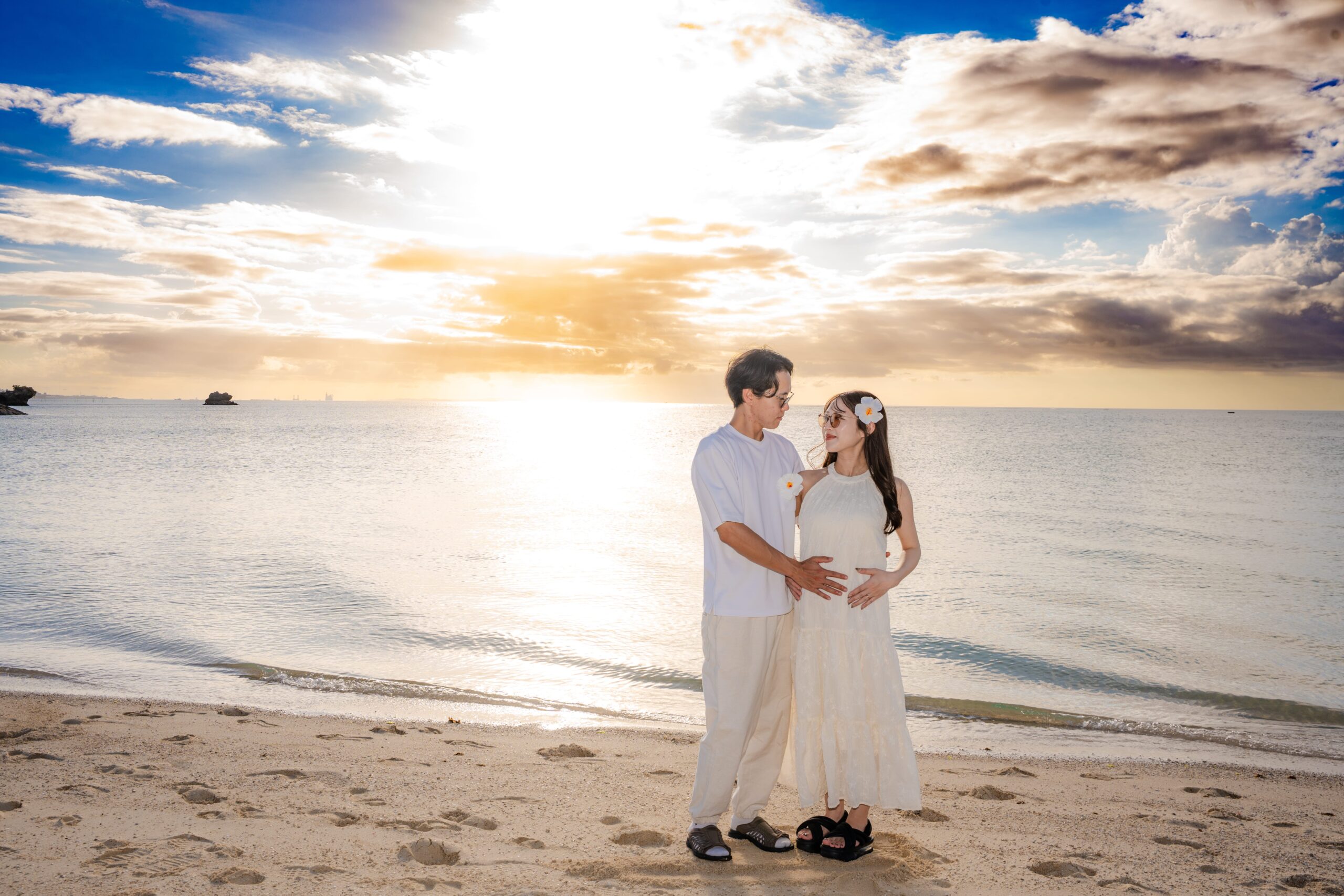沖縄マタニティフォト｜夕日が沈むビーチでのロマンチックな夫婦撮影