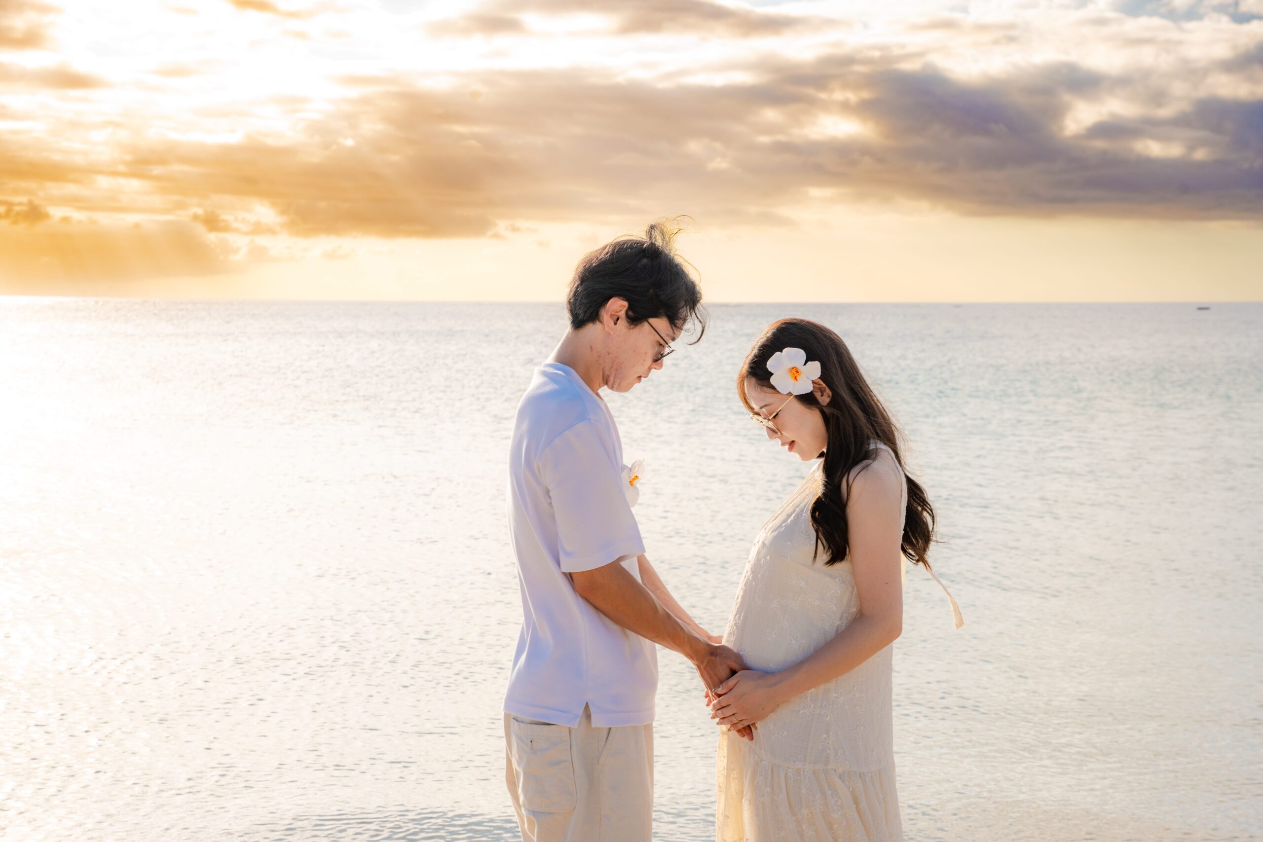 沖縄マタニティフォト｜サンセットの温かい光に包まれた夫婦のシルエット