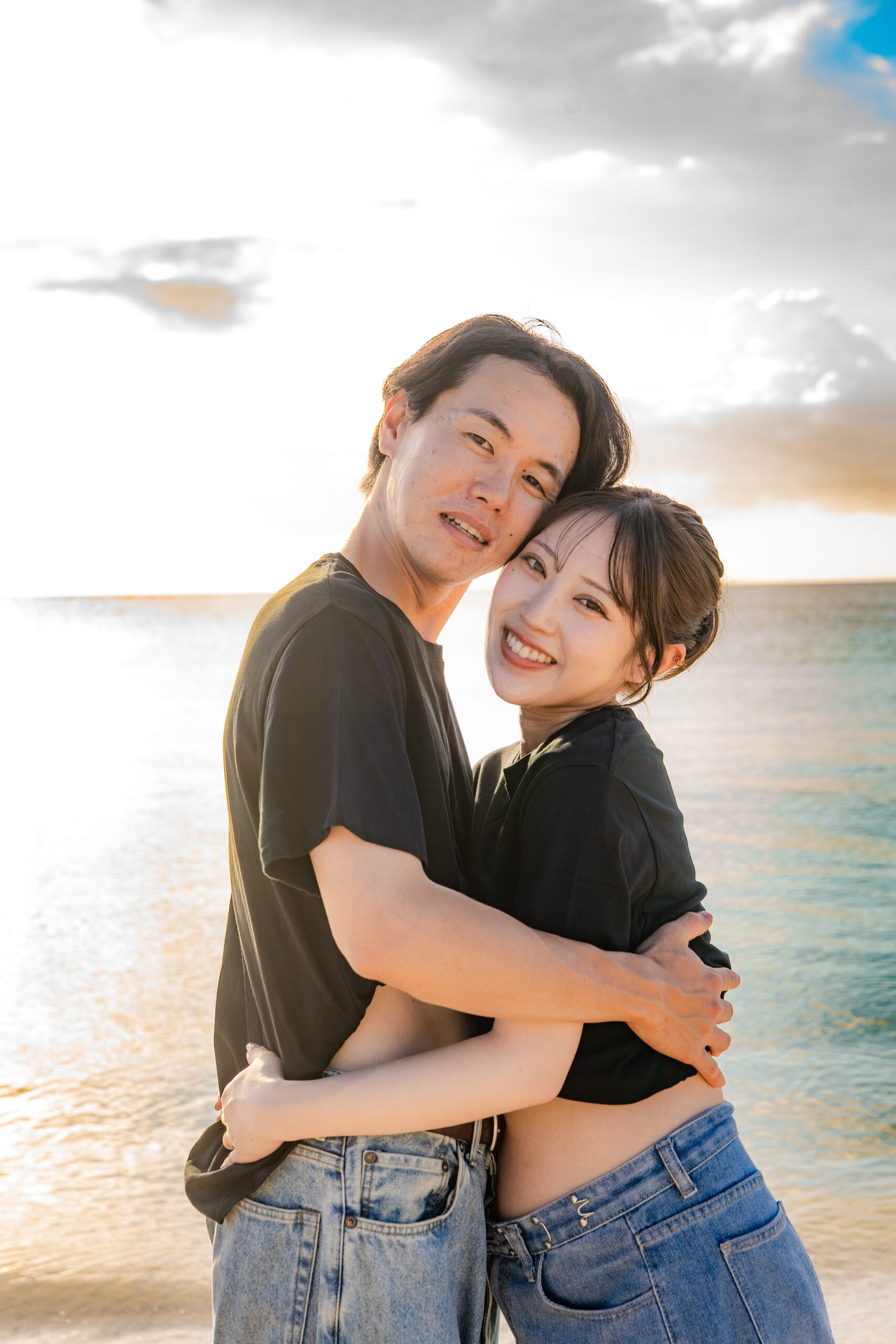 沖縄マタニティフォト｜黄金色のサンセットビーチで記念撮影