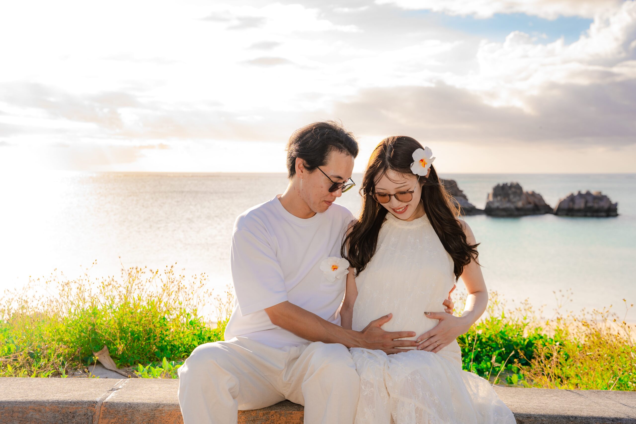 沖縄マタニティフォト｜サンセットの海辺でお腹の子を思う夫婦撮影
