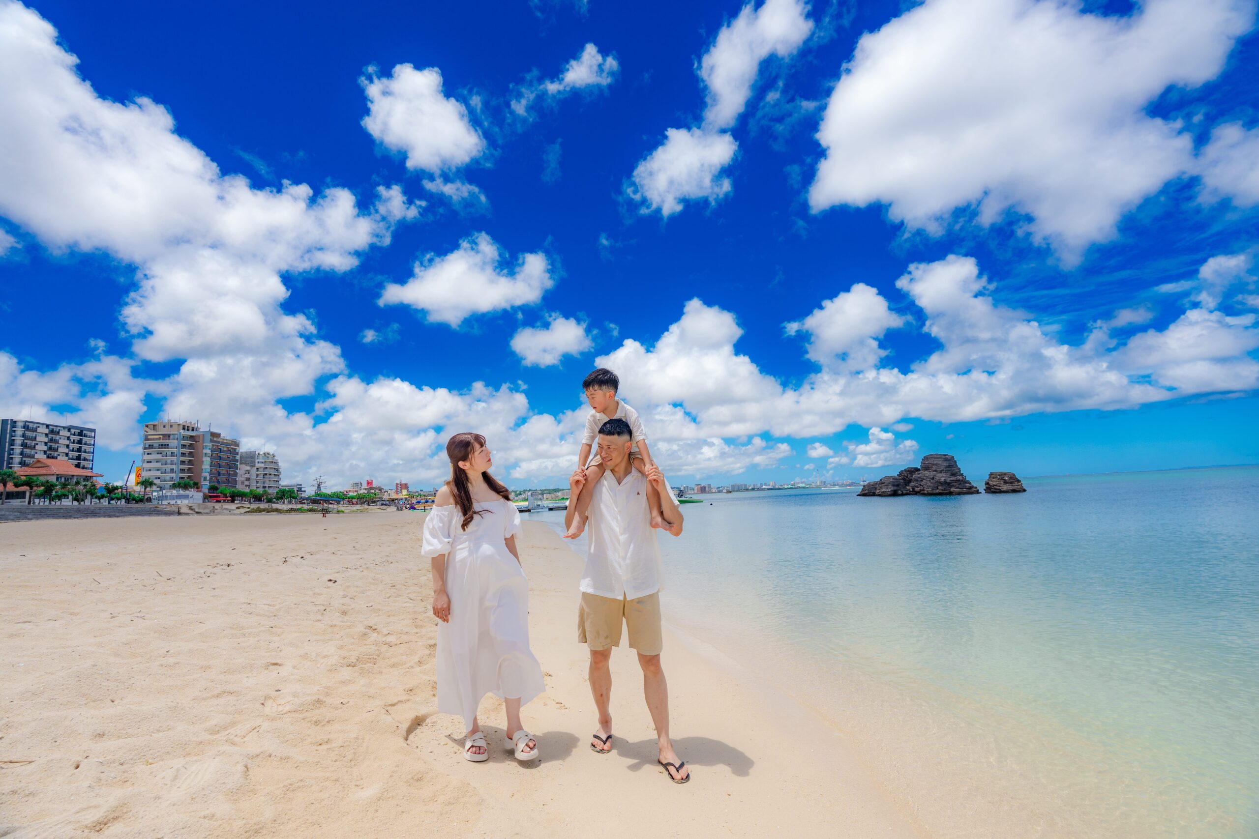 沖縄マタニティフォト｜海エリアで家族三人で歩くナチュラルな一枚