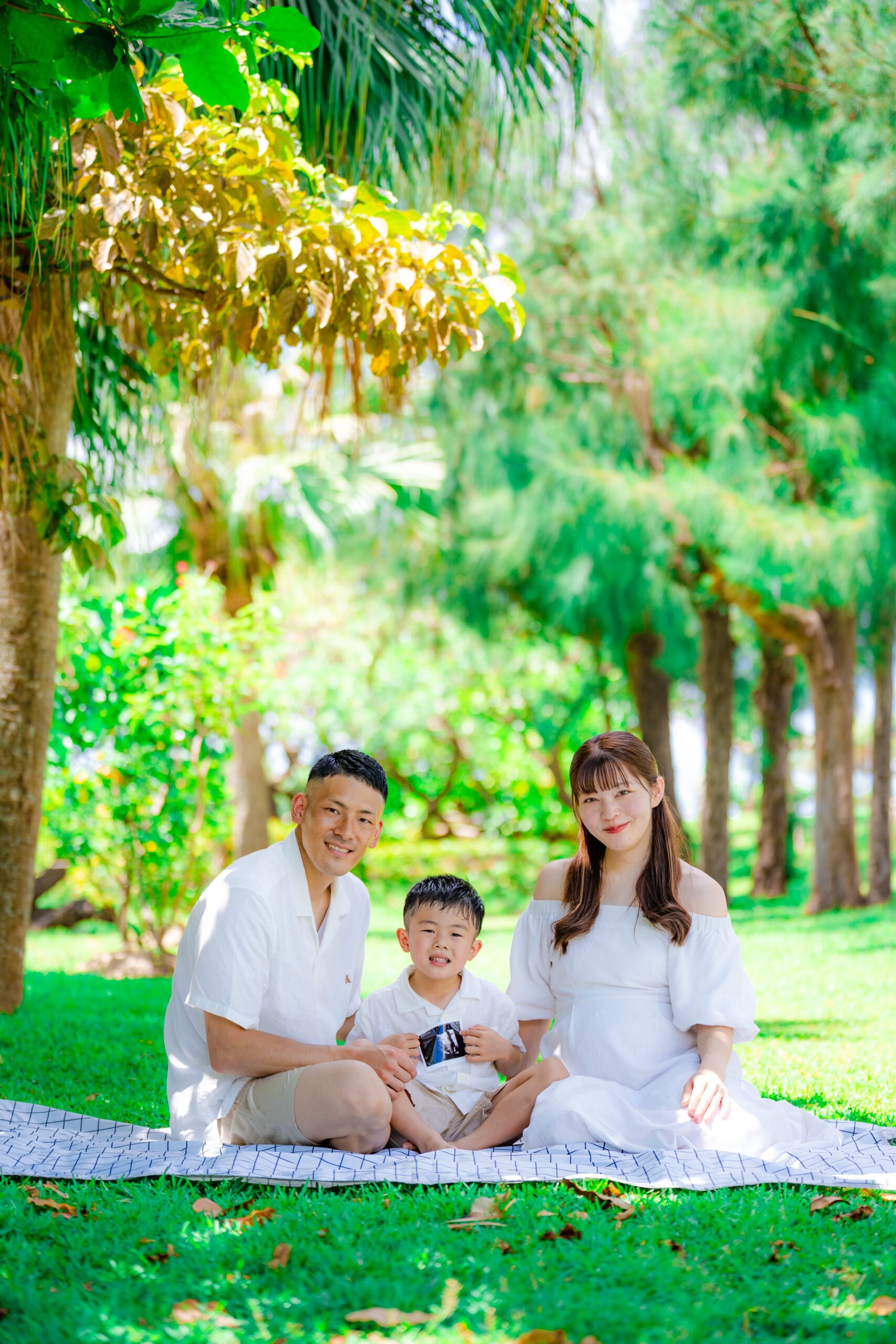 沖縄マタニティフォト｜緑の林で家族三人のグリーンエリア撮影