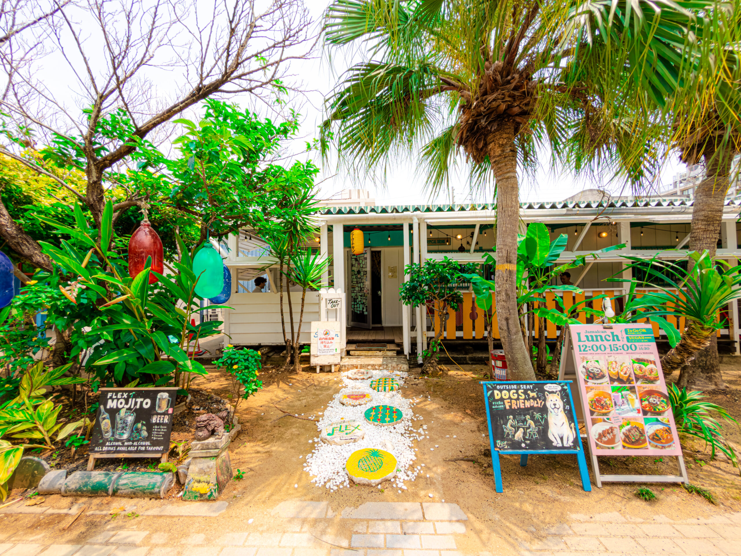 アラハビーチ内のランチスポット
