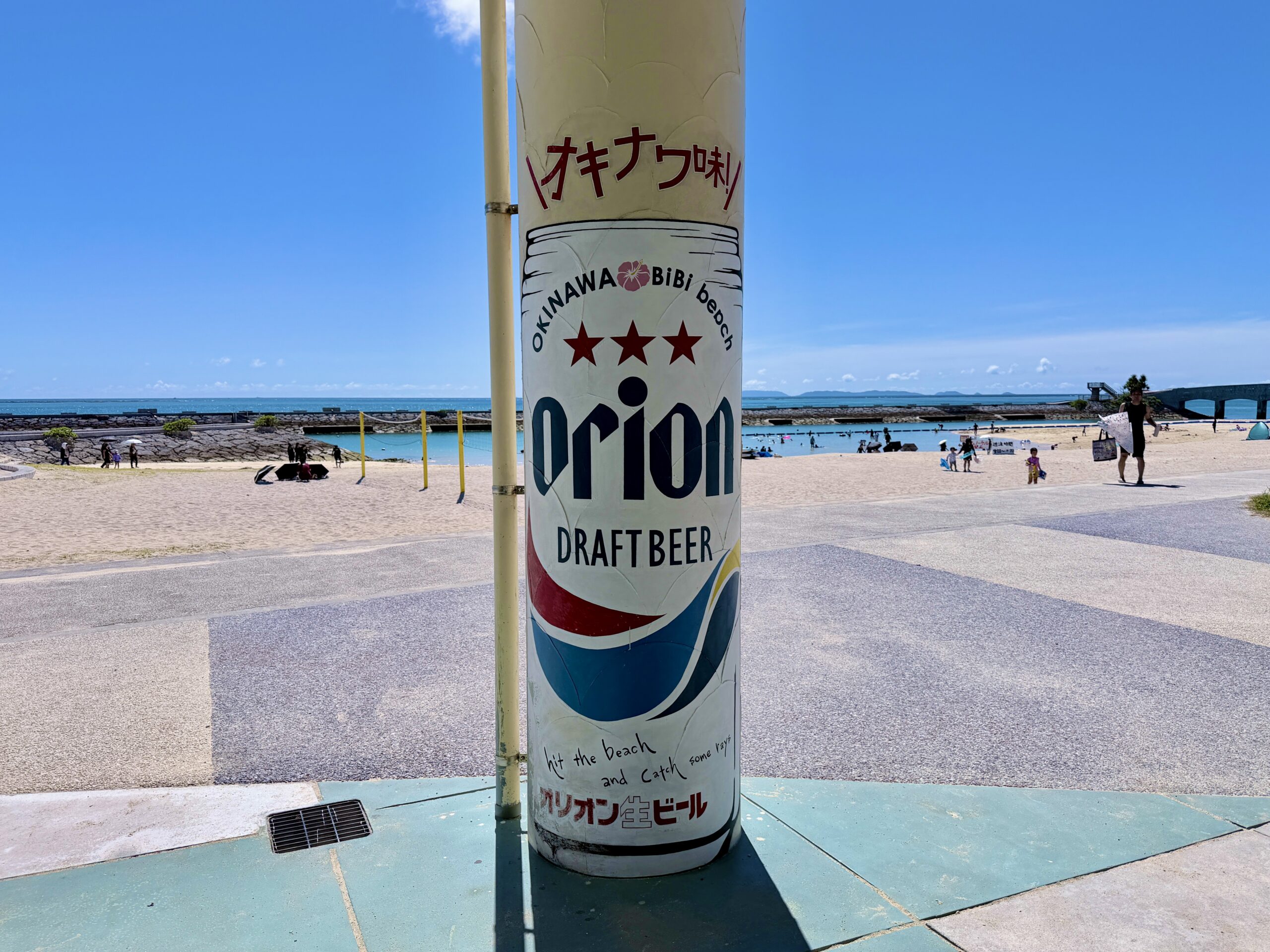 美々ビーチいとまんのオリオンビールのウォールアート｜沖縄南部の映える出張撮影スポット