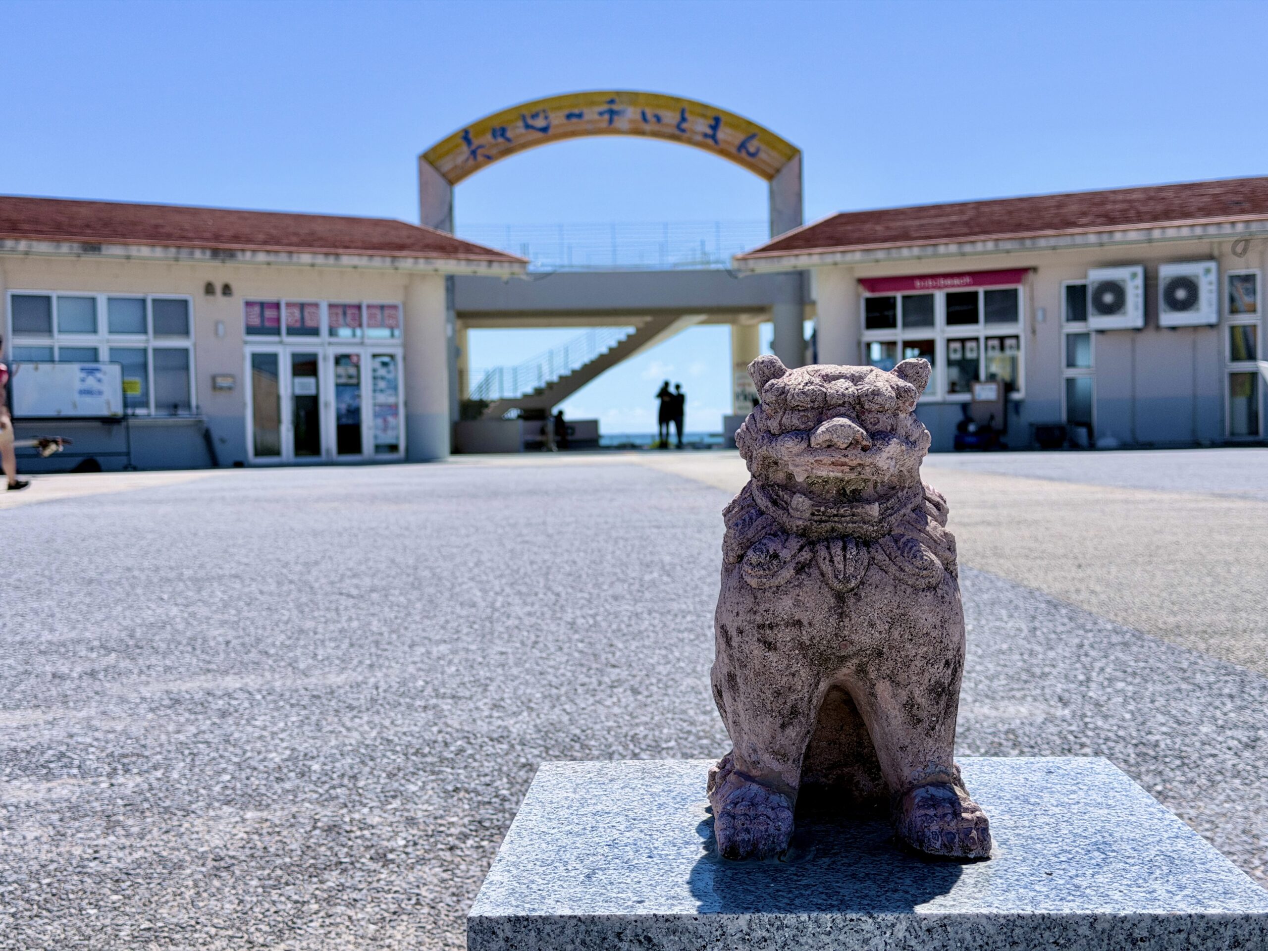 美々ビーチいとまんのシーサー｜沖縄らしいフォトスポットで出張撮影